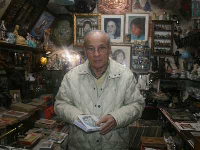 Il 73enne collezionista Franco L�Abbate, che ha raccolto minuziosamente nel corso degli ultimi quarant�anni migliaia di oggetti 